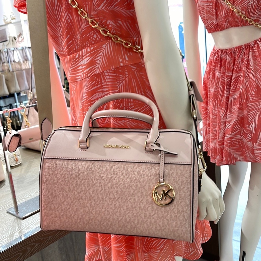 Michael Kors med Duffel Travel - Leather/Coated
Light Powder Blush NWT - Picture 6 of 16